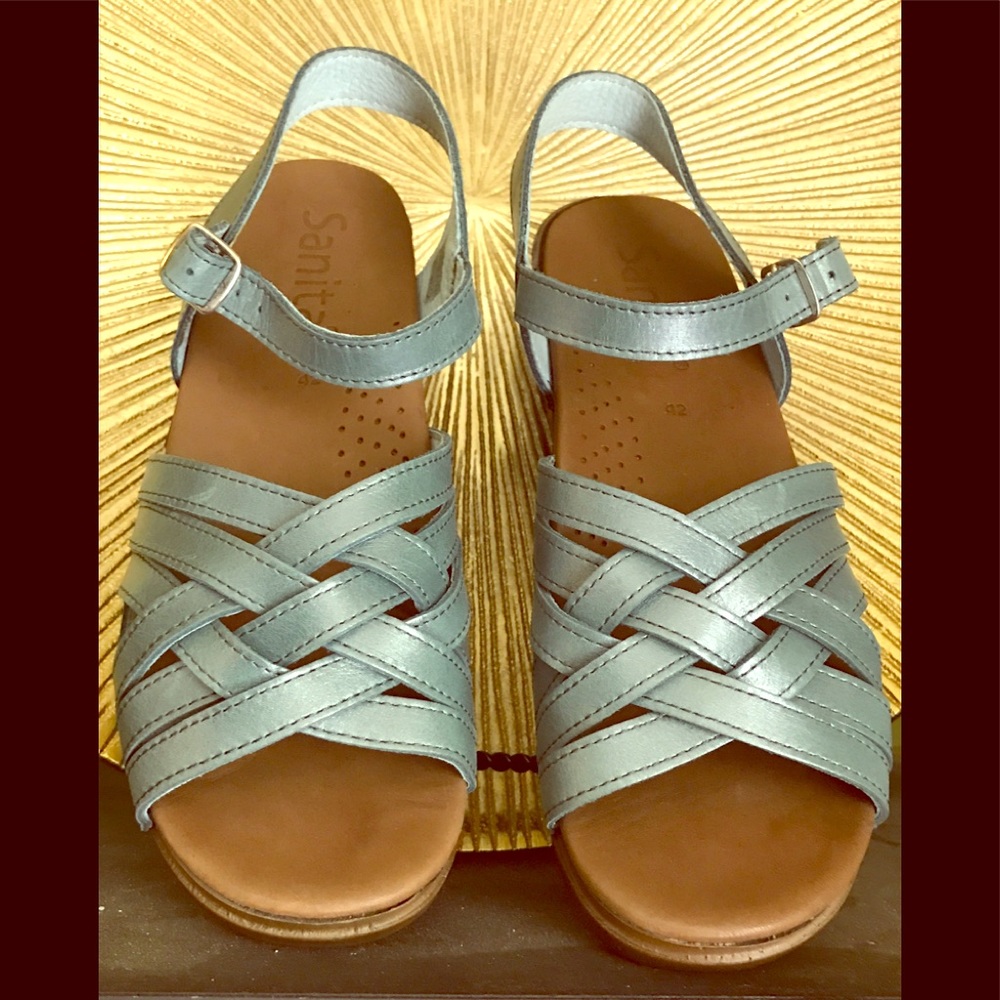 THE WALKING COMPANY crisscross comfortable sandal